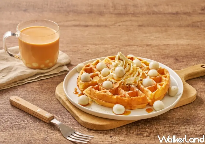 ▲怡客攜手桂冠推出冬至聯名餐點，軟Q芝麻阿薩姆奶茶搭配湯圓內餡，棋盤格鬆餅加上迷你芝麻湯圓，甜點與飲品一次滿足。