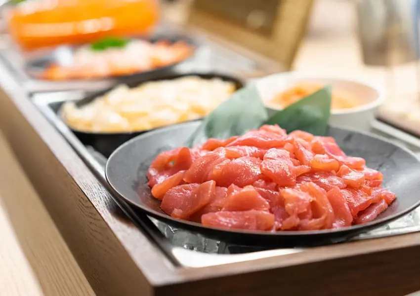 ▲松葉蟹吃到飽！北海道住宿推薦 VESSEL HOTEL Campana Susukino 早餐方案最推，車站旁住宿超方便。（VESSEL HOTEL 提供）