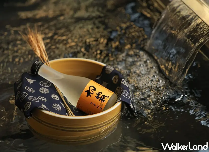 ▲晶泉丰旅延續與霧峰農會酒莊合作，於「從心．澄淨」專案中贈送屢獲國際酒評肯定的「初霧純米吟釀」，以細緻清香陪伴冬日旅程