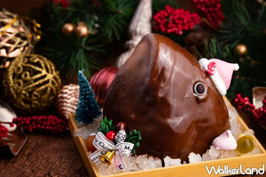 ▲神旺普諾麵包坊推出的2025限定版「聖誕石斑」擬真蛋糕,主廚以牛奶巧克力淋醬打造寫實外觀,搭配粉色聖誕帽,內餡則融合了鐵觀音慕斯與洋梨凍,視覺與味覺皆充滿驚喜