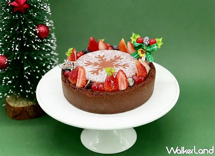 ▲6吋「黑巧莓果乳酪」蛋糕,設計靈感源自於傳統的聖誕花環,旨在呈現濃厚的節慶氛圍