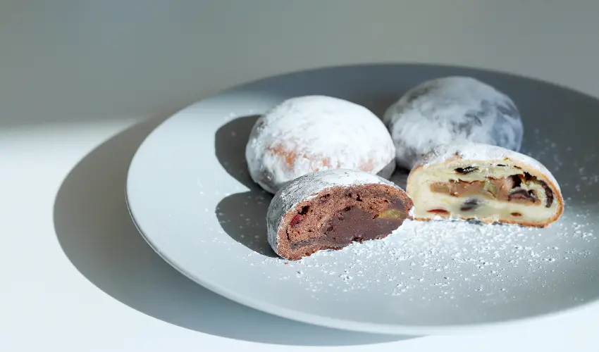 ▲源自德國的聖誕蛋糕「史多倫」（Stollen）用巧克力詮釋，同時混入杏桃乾、葡萄乾等果乾。