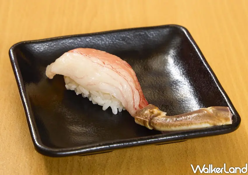 ▲壽司郎限定新品「特大生松葉蟹」大尺寸一口塞超過癮。