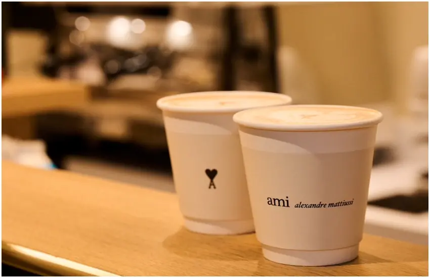 ▲咖啡廳「Le Café Ami」與日本知名的小川珈琲合作，提供精心調製的冷熱飲品與季節限定菜單，全部採外帶形式。