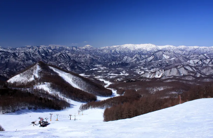 ▲從淺草站搭乘深夜列車至會津高原尾瀨口站，再轉乘專用接駁巴士前往滑雪場。