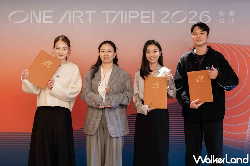 ▲第八屆「新賞獎（ONE ART Award）」入選藝術家合影（右1至2，廖昭豪、王莉瑩），五位青年藝術家（盧芛、川平遼佑、朝井颯志由畫廊代領）透過不同媒材與創作語彙，呈現當代藝術多元視角，揭示亞洲新世代藝術焦點