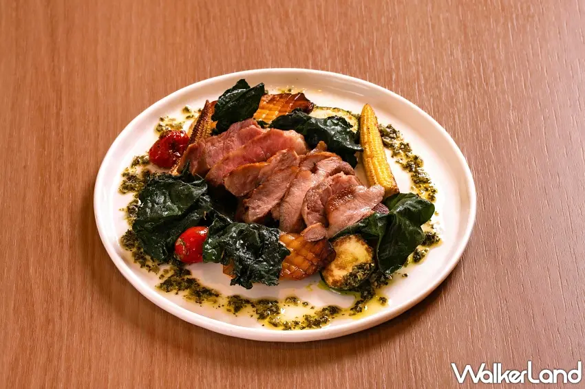 ▲無花果葉嵌伊比利豬，靈感源自原民料理，以無花果葉香氣襯托伊比利豬的油脂甜味。