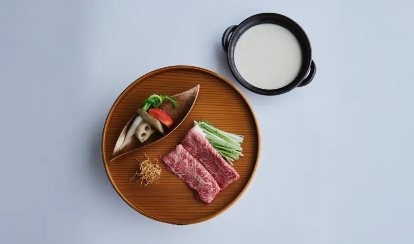 ▲10周年原創日本酒「TEN BLUE」為主軸的特別住宿方案。