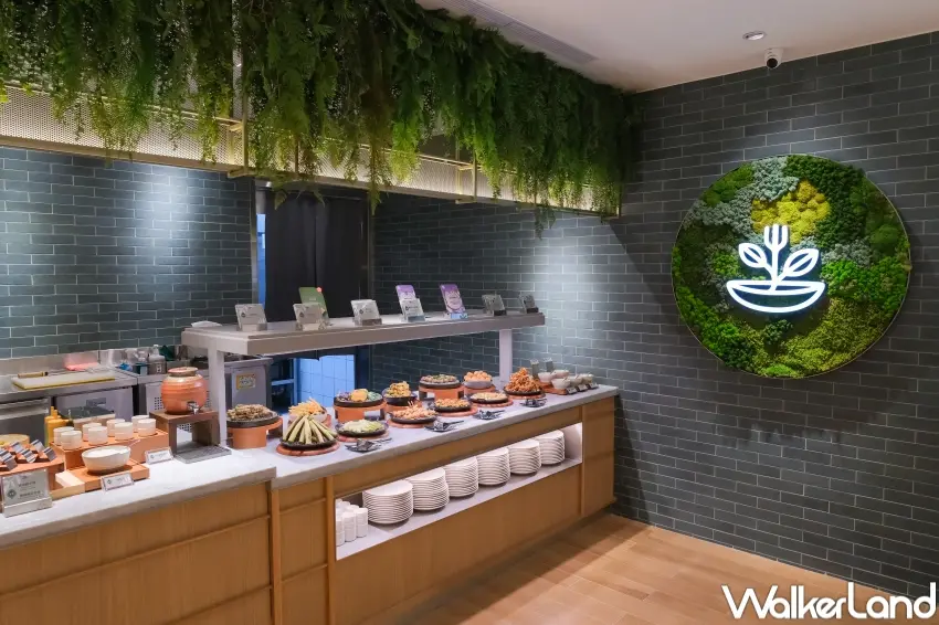 ▲果然匯餐台集結沙拉、壽司、炸物、熱食與甜點,讓粉絲依喜好自由搭配用餐內容。(攝影:張人尹)