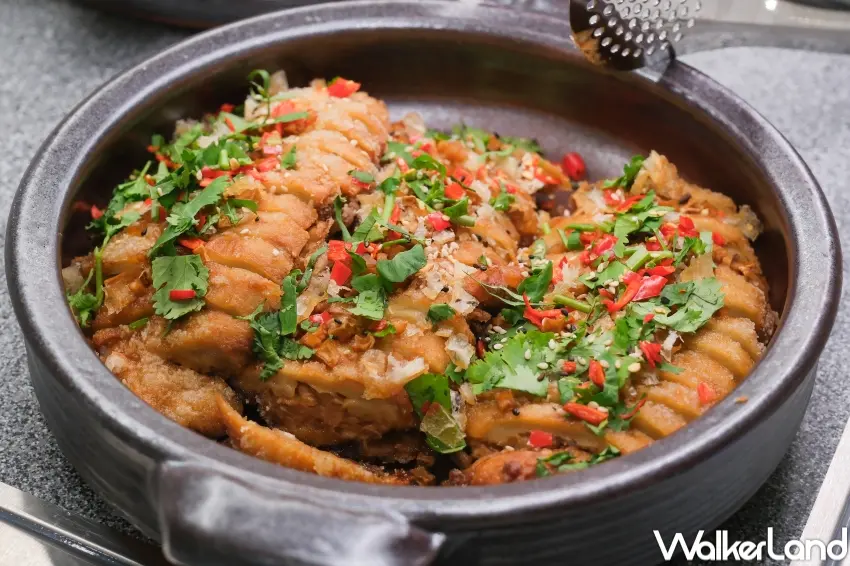 ▲果然匯限定菜色包含豆乳鍋、泰式椒麻酥排與甜柿乳酪捲,餐台皆清楚標示不怕錯過。(攝影:張人尹)