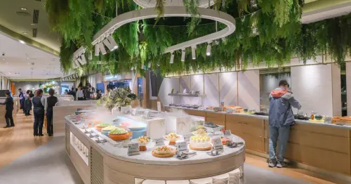 果然匯插旗台北車站！蔬食吃到飽控必衝果然匯新光站前店，櫛瓜麵領軍7大限定必吃。