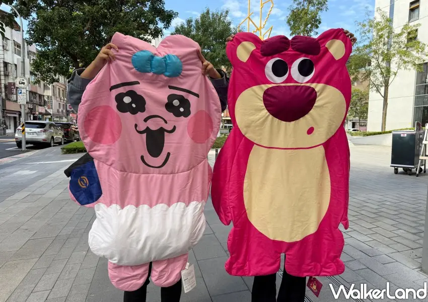 ▲全家福袋再推熊抱哥造型毯、褲褲兔造型毯超萌。(攝影：鄭雅之)