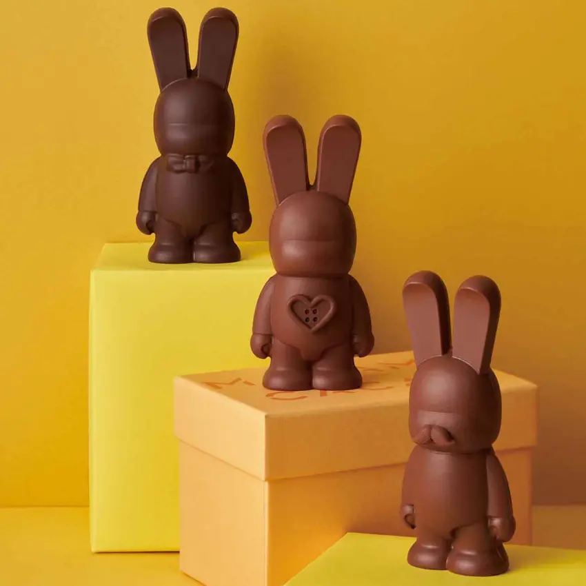 ▲兔子造型的巧克力裡藏著精緻的小裝飾與品牌標誌，展現法式工藝的極致細膩。