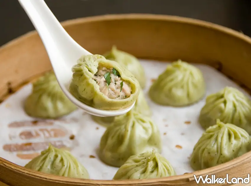 ▲點水樓結合台灣在地食材的九層塔小籠包，獨特清香與鮮肉完美融合，風味獨具。