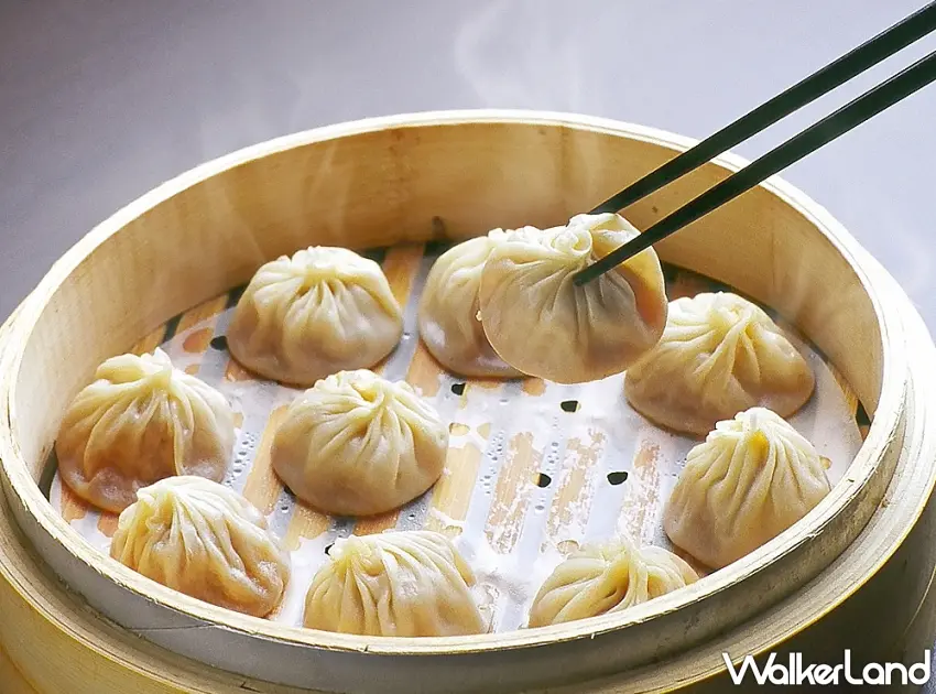 ▲皮薄餡多的原味小籠包，一口咬下湯汁滿溢，是點水樓的招牌必點美食。