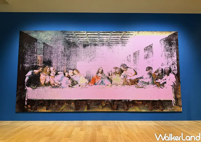 ▲信義區富邦美術館展覽必拍作品推薦，《最後的晚餐（粉紅）》由37萬個樂高積木打造。(攝影：鄭亦庭)