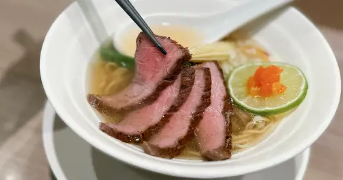 台中超強拉麵店！麵屋本心 一天只賣3.5小時、免費加麵加飯，4.9顆星高評價必吃。