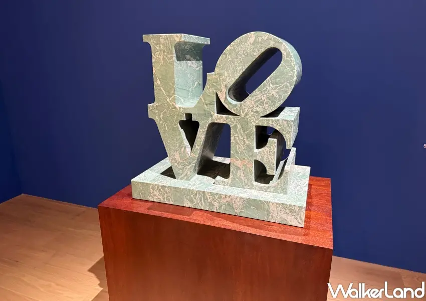▲信義區富邦美術館「共鳴」展覽由大理石製成的縮小版台北人氣地標《LOVE》。(攝影：鄭亦庭)