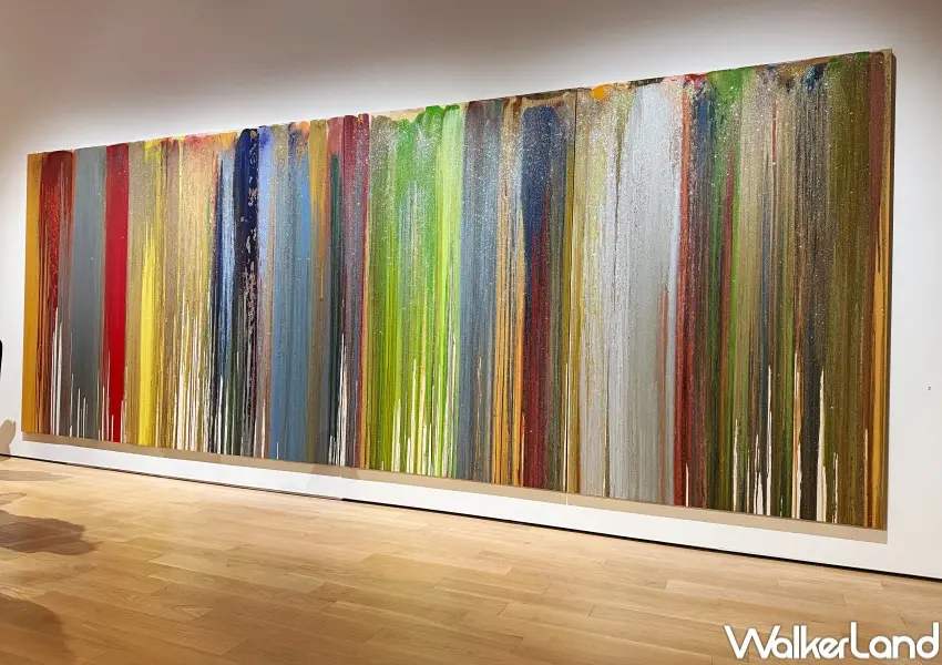 ▲信義區富邦美術館「共鳴：光、愛與色彩的交響」展出16位重要當代藝術家，使用樂高積木、蝴蝶、人造鑽石等22種材料創作。(攝影：鄭亦庭)