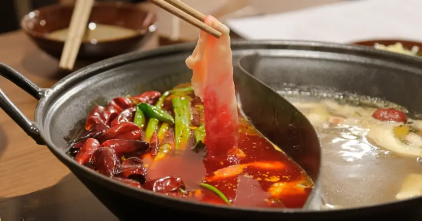 黃仁勳美食「馮校長老火鍋」開到台北！成都空運麻辣鍋底，台灣溫體牛350元就有。