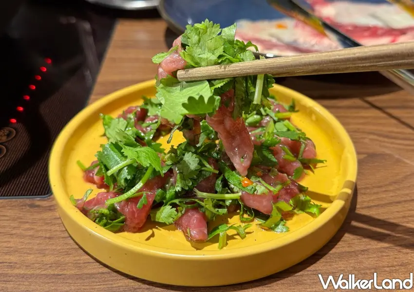 ▲「馮校長老火鍋」推薦必點香菜牛肉。(攝影:鄭雅之)