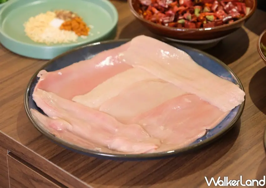 ▲「馮校長老火鍋」推薦必吃大刀腰片,每片厚約0.2公分,快速涮15秒就能入口。(攝影:鄭雅之)