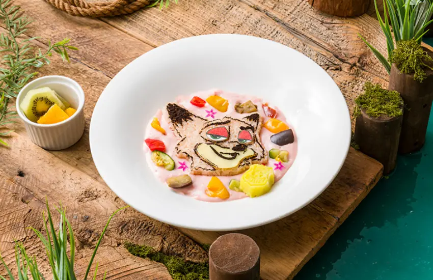 ▲尼克的甜菜根燉肉用粉紅色的甜菜根呈現尼克那件經典粉紅襯衫。