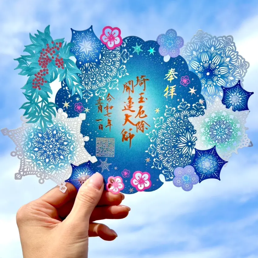 ▲光這款御朱印呈現出冬季夜空中，雪花在月光照射下飄落的景象，特殊珠光紙上又疊加了銀色的雷射箔，打造出閃爍效果。