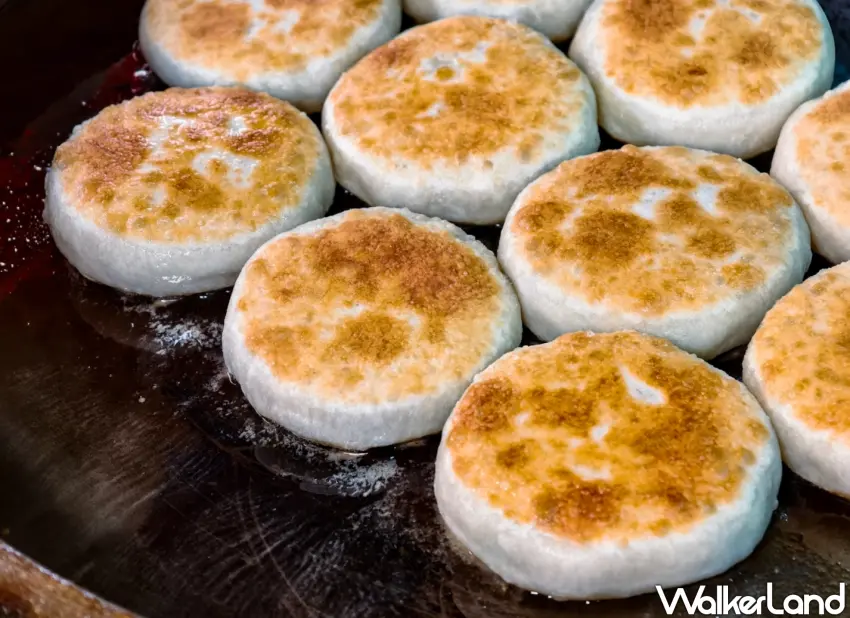 ▲「無名排隊美食蔥抓餅」主打爆汁豬肉餡餅、韭菜盒與蔥抓餅。（美食好芃友提供）