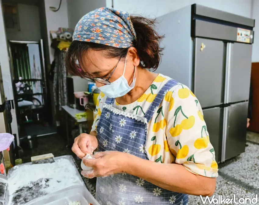 ▲從揉麵、包餡到成形，老闆娘皆親力親為。（美食好芃友提供）