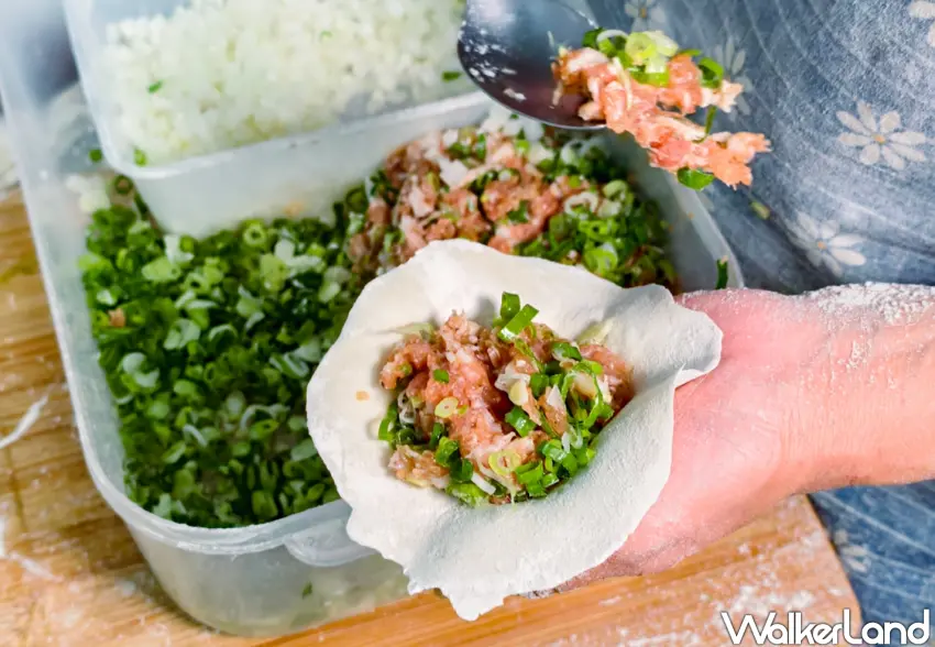 ▲「無名排隊美食蔥抓餅」對用料毫不手軟。（美食好芃友提供）