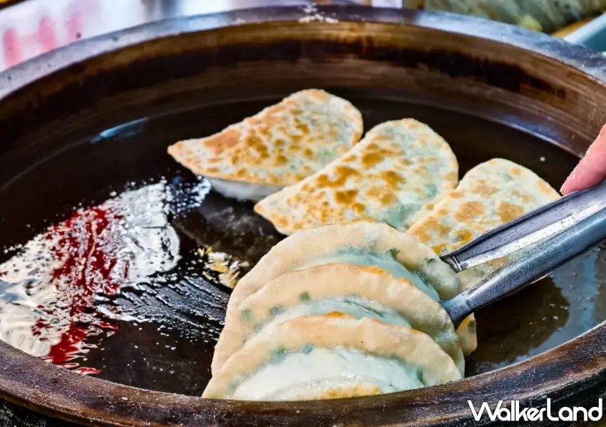 ▲韭菜盒內餡飽滿，份量驚人。（美食好芃友提供）