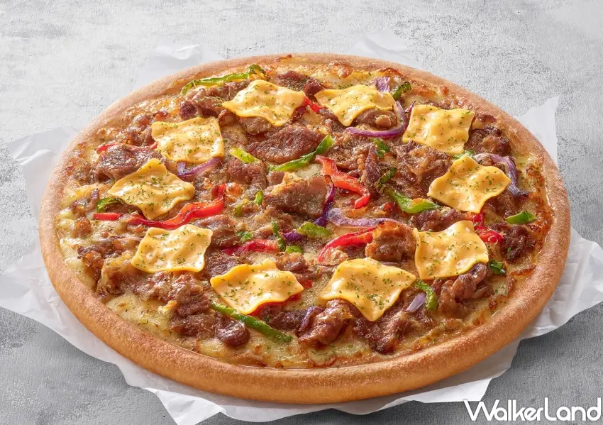 ▲必勝客將經典費城起司牛肉比薩限量引進歡樂吧餐檯,成為討論焦點。