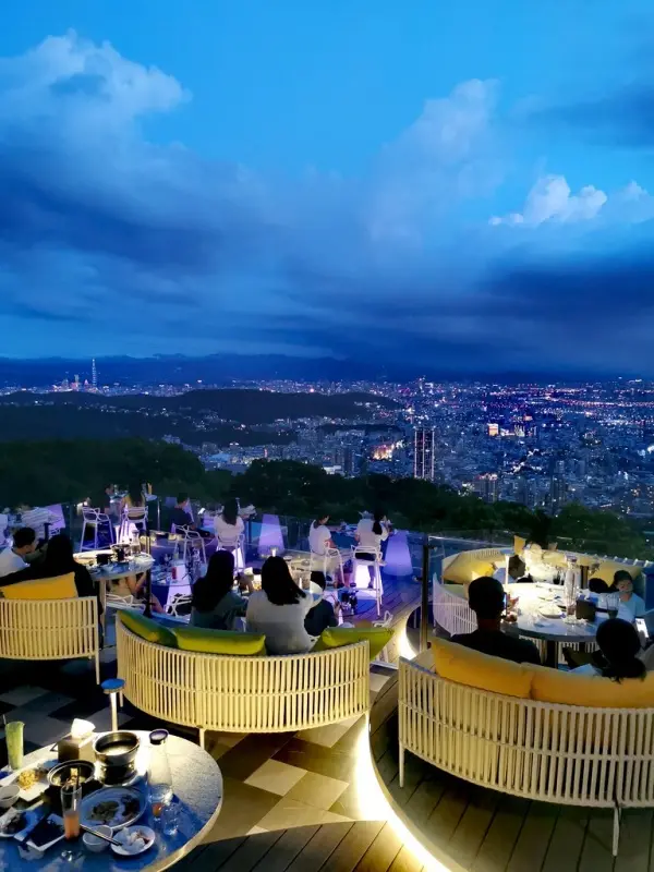 ▲台北陽明山夜景餐廳推薦：草山夜未眠景觀餐廳來看夜景、夕陽都適合拍IG打卡照。