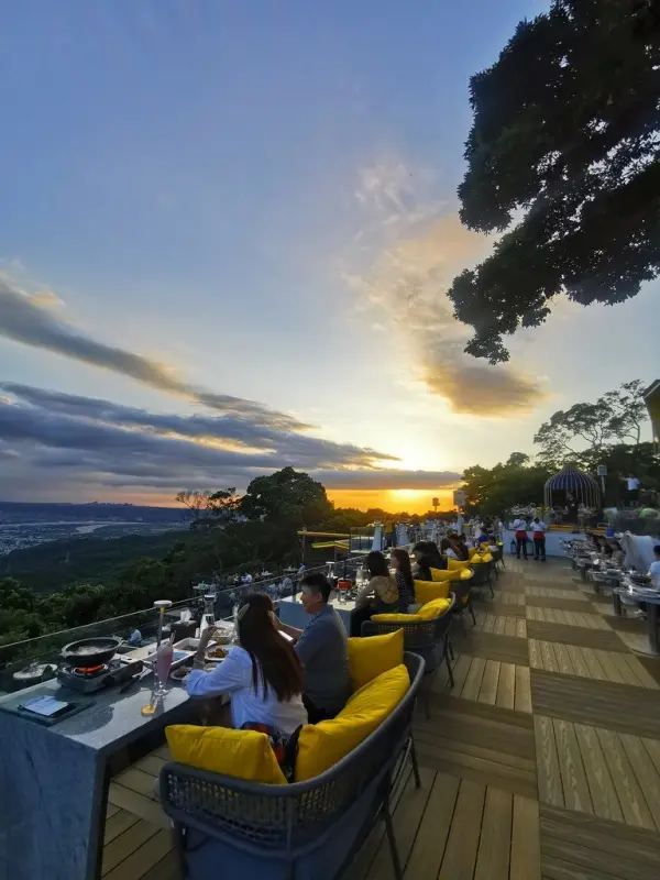 ▲台北陽明山夜景餐廳推薦：草山夜未眠景觀餐廳來看夜景、夕陽都適合拍IG打卡照。