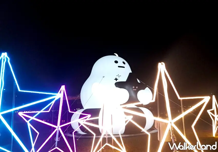 ▲新銳藝術家Alan Hong設計的6米高「AH!Q」裝置藝術矗立於淡水金色水岸，成為今年冬季河濱最吸睛的地標。