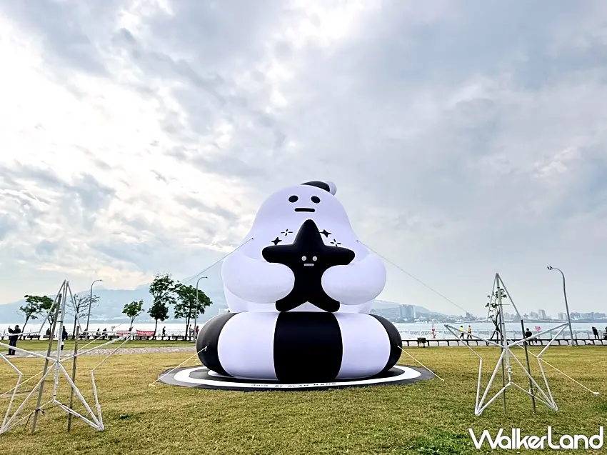 ▲高灘處今年淡水金色水岸除了聖誕光雕外，更有神秘腳色AH!Q陪伴大家等待跨河煙火的到來