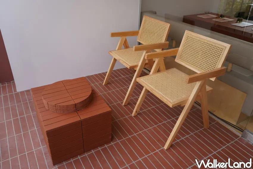 ▲「吉合製茶」以老茶罐為靈感,將紅磚砌築成茶罐造型桌體。(攝影:楊婷雅)