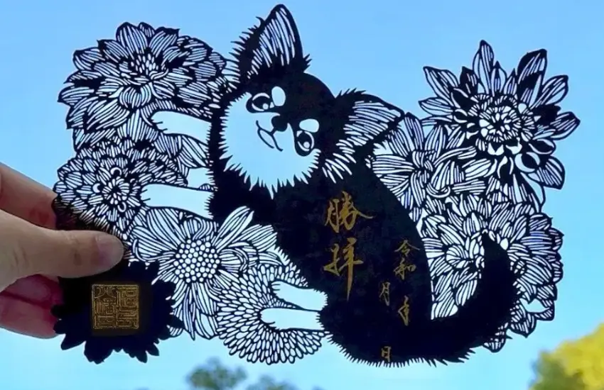 ▲八幡宮再度推出狗狗系列的御朱印——吉娃娃御朱印。神社以傳統切繪手法，呈現吉娃娃的毛髮質感與可愛的大耳朵。