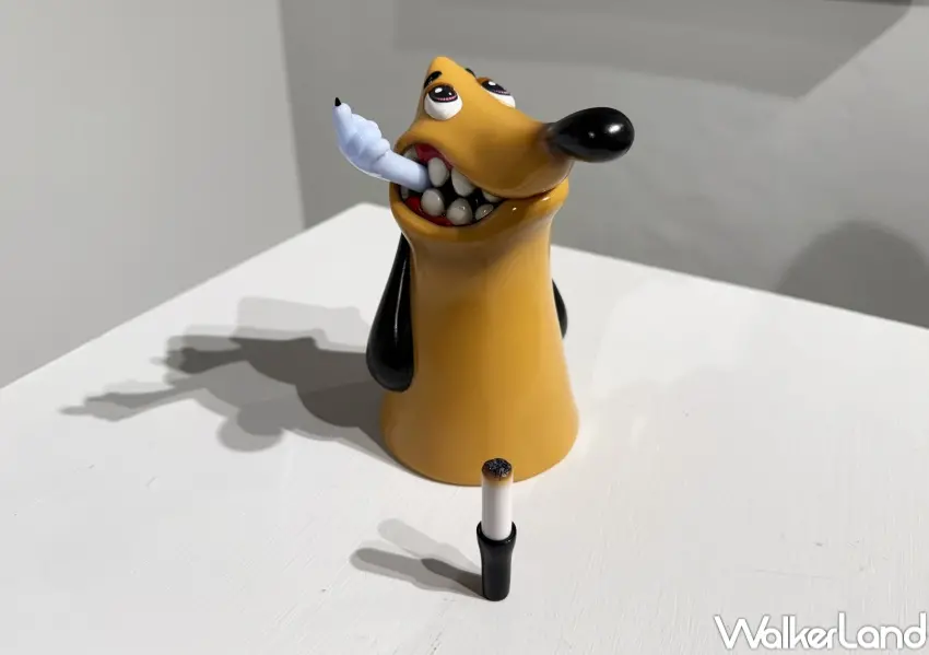 ▲東區免費展覽「DOGZZZ」有DAWG造型軟膠公仔，可以任意在狗狗嘴中塞香煙、比中指的手部零件。(攝影：鄭亦庭)