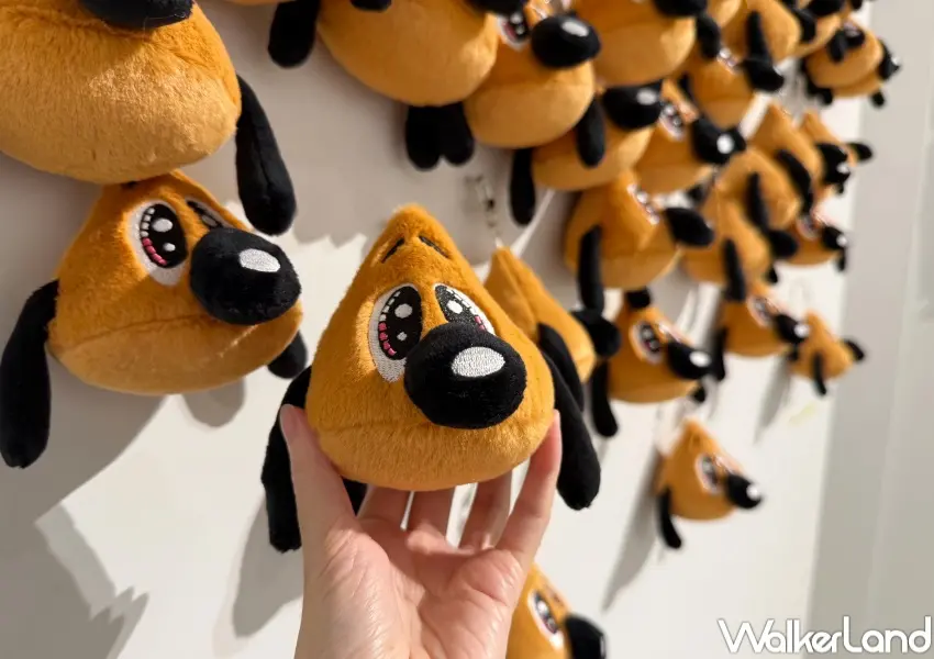 ▲東區展覽「DOGZZZ」現場也有販售Dogzzzz狗狗娃娃吊飾，可以當吊飾、收藏擺飾。(攝影：鄭亦庭)