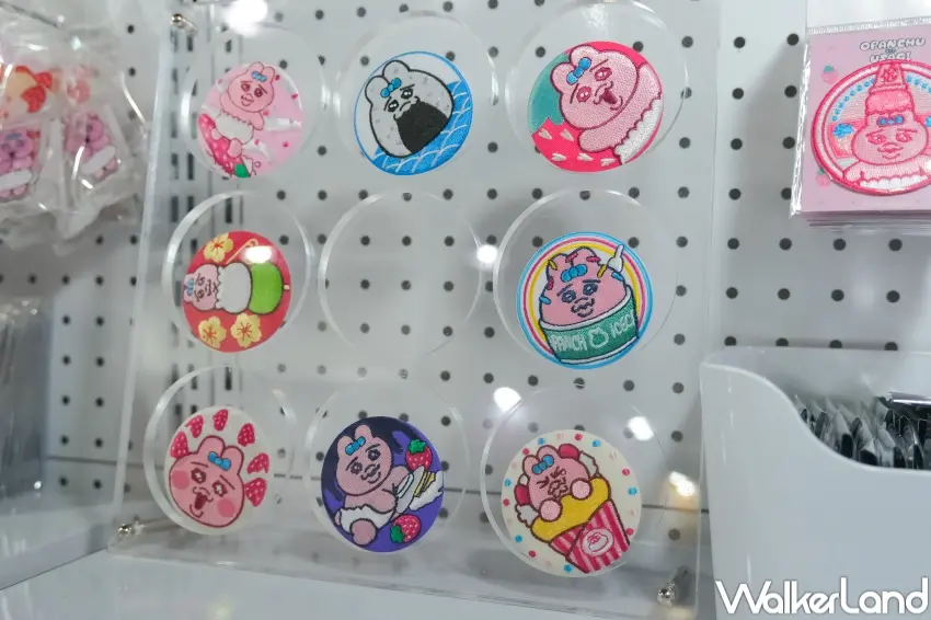 ▲褲褲兔快閃店推出多款周邊小物，刺繡徽章彩盲抽方式販售。（攝影：張人尹）