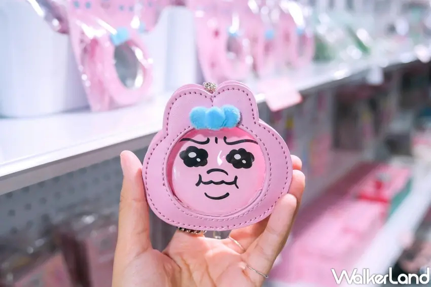 ▲褲褲兔快閃店推出多款周邊小物，超萌鏡子小包必買。（攝影：張人尹）