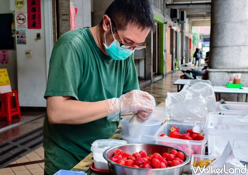 ▲「林記手工麻糬」推出冬季限定草莓大福與草莓糖心麻糬。（美食好芃友提供）