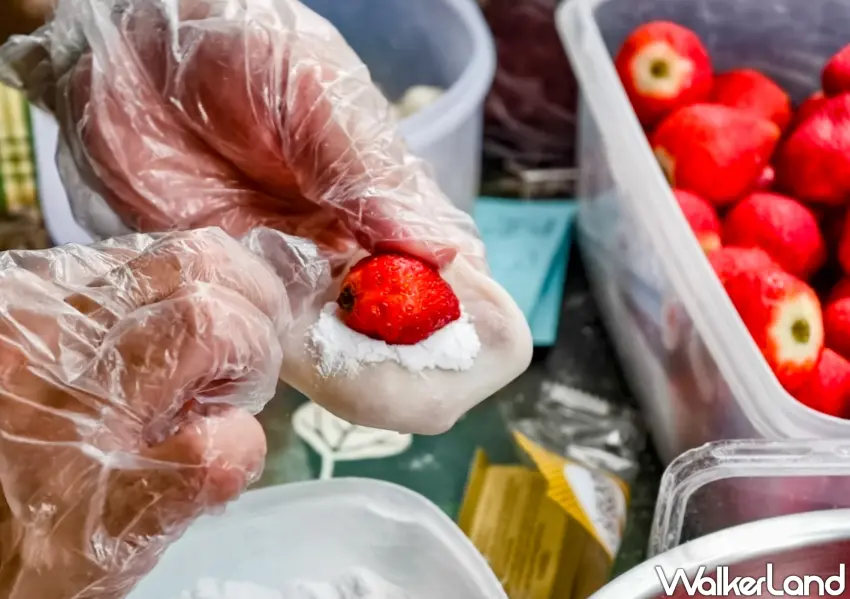 ▲「林記手工麻糬」為確保草莓麻糬口感，堅持現包。（美食好芃友提供）