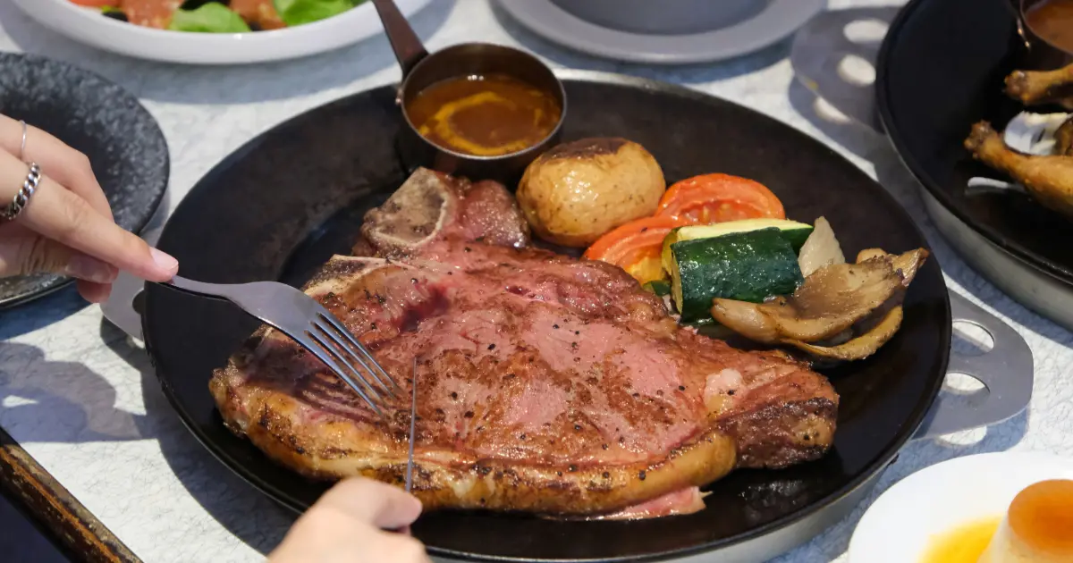 台北老派約會餐廳首選！波麗路18盎司牛排 烤雞雙人套餐吃超飽，大稻埕約會去。