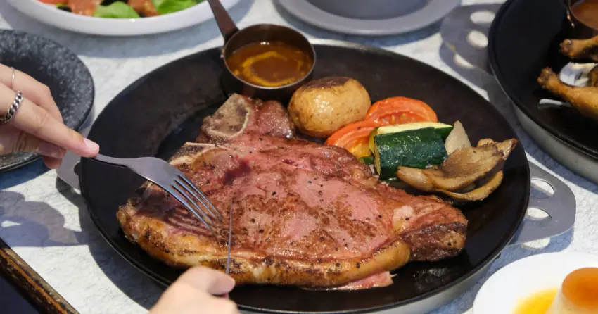 台北老派約會餐廳首選！波麗路18盎司牛排 烤雞雙人套餐吃超飽，大稻埕約會去。