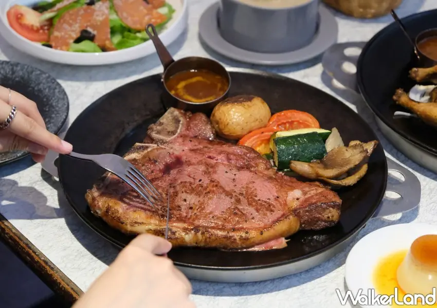 ▲波麗路聖誕節雙人套餐，主餐有超大份量的18盎司牛排。(攝影：鄭雅之)