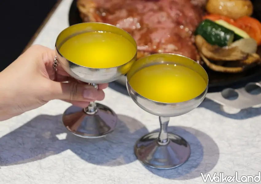 ▲波麗路西餐廳聖誕雙人套餐用復古杯具裝氣泡酒。(攝影：鄭雅之)