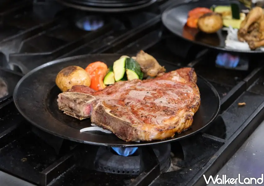 ▲波麗路西餐廳用幾點台式牛排的加熱鐵板上桌。(攝影：鄭雅之)